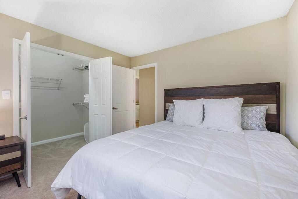 Charming Apartment With Wi-Fi シャーロット エクステリア 写真